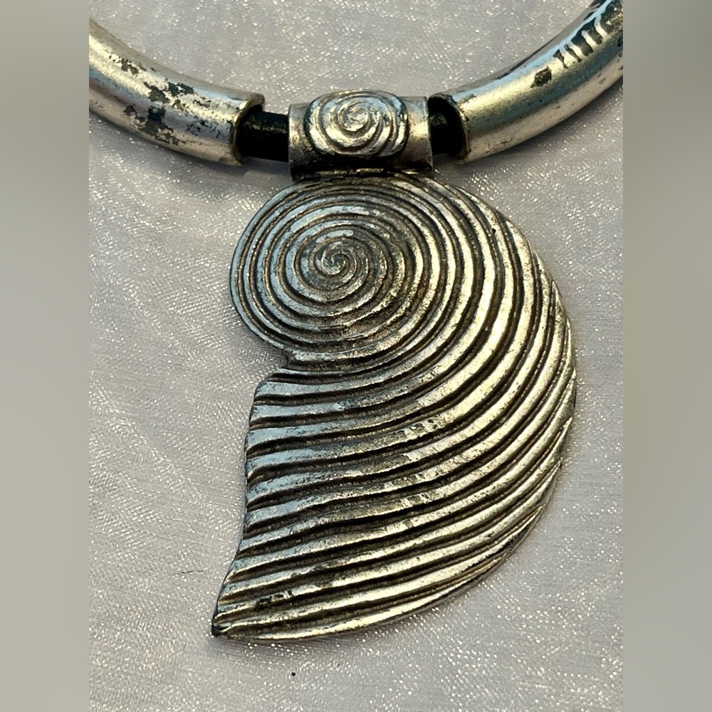 Vintage Silvertone Shell Necklace - Picture 4 of 7